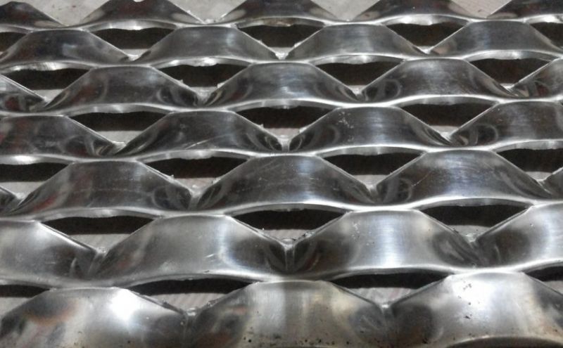 專業(yè)生產(chǎn)廠家防滑鋼板網(wǎng)魚(yú)鱗形鋼板網(wǎng)用途與規(guī)格